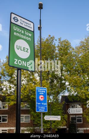 Brixton, Inghilterra. 30 Ottobre 2021. Segnale di confine ULEZ sulla strada circolare sud seguendo l'estensione Ultra Low Emissions zone attraverso Londra. Foto Stock