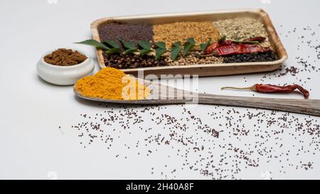 Polvere di curcuma e ingredienti per fare curry polvere in foglia di palma piatto isolato su uno sfondo bianco. Foto Stock