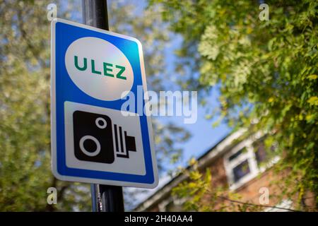 Brixton, Inghilterra. 30 Ottobre 2021. Segnale di confine ULEZ sulla strada circolare sud seguendo l'estensione Ultra Low Emissions zone attraverso Londra. Foto Stock