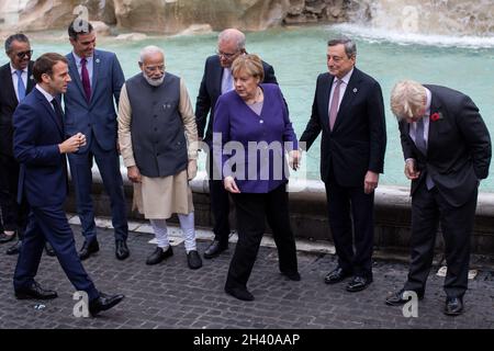 Roma, Italia. 31 ottobre 2021. (L-R) il presidente francese Emmanuel Macron, il primo ministro spagnolo Pedro Sanchez, il primo ministro indiano Narendra modi, il primo ministro australiano Scott Morrison, il cancelliere tedesco Angela Merkel, il primo ministro italiano Mario Draghi e il primo ministro britannico Boris Johnson visitano la fontana di Trevi ai margini del vertice del G20 dei leader mondiali. Credit: Oliver Weiken/dpa/Alamy Live News Foto Stock