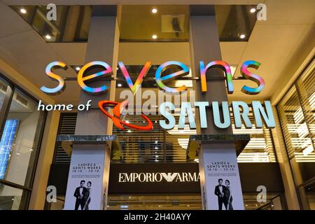 Ingresso del moderno centro commerciale „Sevens“ sul viale dello shopping di lusso Königsallee a Düsseldorf, Germania. Foto Stock