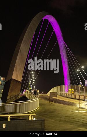 Glasgow, Scozia, Regno Unito. 30 ottobre 2021 NELLA FOTO: Vista notturna del Clyde Arc AKA Swinty Bridge di Glasgow lungo la strada per il sito COP26. Alla vigilia dell'inizio della COP26, scene notturne nel centro di Glasgow che mostrano una pesante presenza di polizia con furgoni di polizia da Norfolk e sud dell'Inghilterra con agenti in visita su una pattuglia 24 ore del sito della COP26 Climate Change Conference. Credito: Colin Fisher Foto Stock