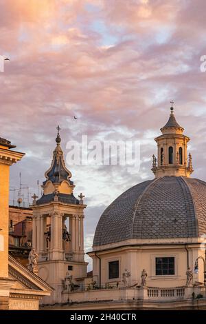 Vista della basilica in Piazza del Popolo Roma al tramonto. Foto Stock