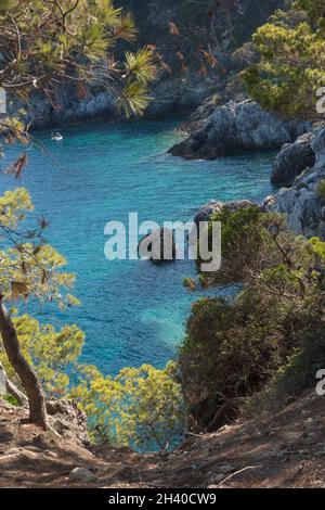 Le Isole Tremiti, Foggia, Italia - Luglio 2021: Contrasto tra i colori del mare e della costa di San Domino. Foto Stock