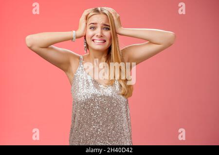 Freak-out panicking preoccupato giovane donna bionda preoccupazione sentire ansioso tormentato tenere mani testa clench denti grido nervoso, angosciato Foto Stock