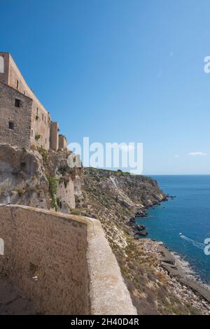 Le Isole Tremiti, Foggia, Italia - Luglio 2021: Vista sulla costa dell'isola di San Nicola, con il Castello di Badiali sul lato. Foto Stock