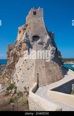 Le Isole Tremiti, Foggia, Italia - Luglio 2021: Vista sul Castello dei Badiali, isola di San Nicola. Foto Stock