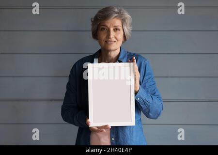 Sorridente testa di donna grigia con capelli alti Foto Stock