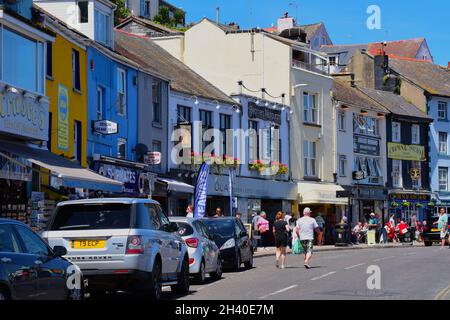 La vista lungo il 'The Quay' con il suo colorato mix di negozi, caffetterie e pub. Foto Stock