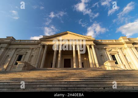 Il pantheon architettura greca a Roma Italia ora d'oro. Blu cielo bianco nuvole basso angolo di vista Foto Stock