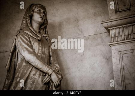 Statua su una vecchia tomba - inizio 1800, marmo - situata nel cimitero di Genova, Italia Foto Stock