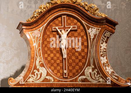 Antico crocifisso in legno e avorio. Gesù Cristo simbolo della risurrezione e della vita dopo la morte. Foto Stock