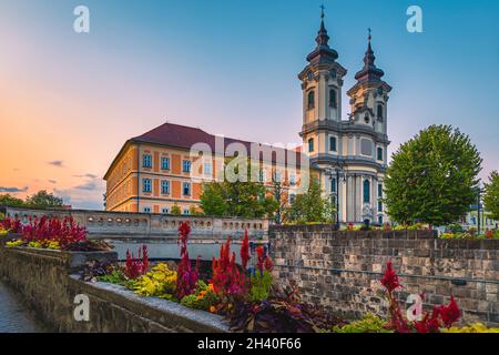 Fantastica destinazione turistica con la spettacolare vecchia cattedrale e il bellissimo centro della città. Vista mozzafiato sulla città all'alba, Eger, Ungheria, Europa Foto Stock