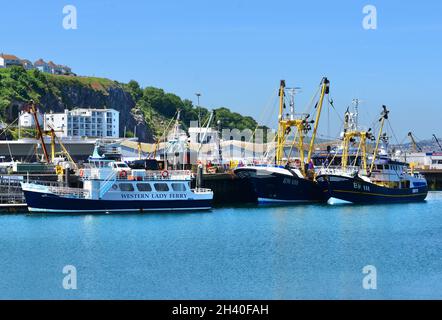 Il traghetto Western Lady fornisce un servizio di vacanza tra Brixham e Torquay. Le barche da pesca Trawler ormeggiate allo stesso molo. Foto Stock
