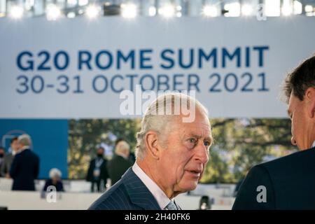 Il Principe di Galles è accolto dal Ministro degli Esteri italiano Luigi di Maio in occasione del vertice del G20 presso il centro congressi la Nuvola di Roma. Data foto: Domenica 31 ottobre 2021. Foto Stock