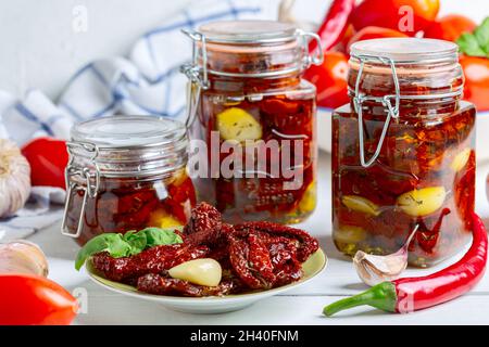 Pomodori secchi con erbe e olio di oliva. Foto Stock