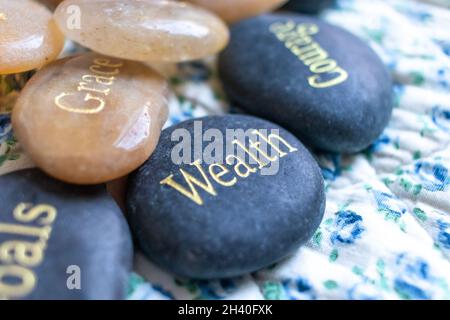 Ricchezza pietra zen su sfondo dorato Foto Stock