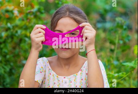 Il bambino gioca con un calce nelle sue mani. Messa a fuoco selettiva. Bambino. Foto Stock