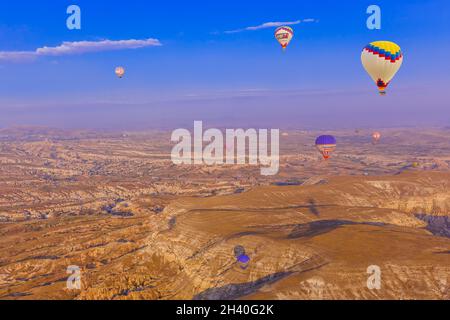 Cappadocia, Turchia - 31 agosto 2011: Mongolfiera che vola sul paesaggio roccioso all'alba in Cappadocia Foto Stock