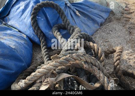 Funi da pesca. Funi da pesca e galleggianti su un porto. Pronto per l'uso Foto Stock