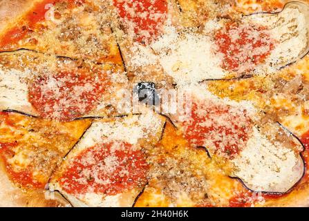 Primo piano di una pizza testurizzata in Parmigiana Foto Stock
