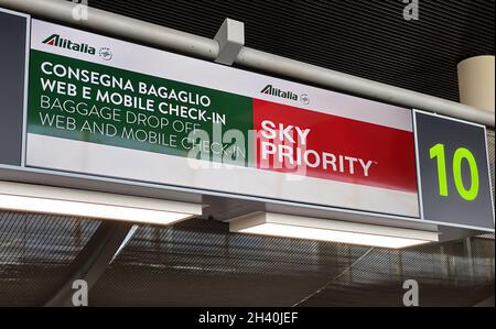 Catania, Italia, Agosto 2021: Pannello informativo dello sportello Alitalia all'interno dell'aeroporto di Catania. Deposito bagagli e check-in. La compagnia aerea Alitalia wi Foto Stock