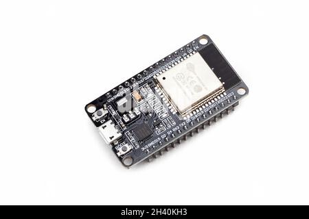 Modulo microcontroller serie ESP32 Espressif, scheda di sviluppo Wi-Fi Bluetooth, sistema su chip. Oggetto da vicino, isolato su bianco, ritagliato, nobo Foto Stock