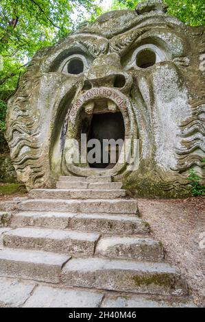 Bocca d'Orcus, statua nel Bosco Sacro di Bomarzo Foto Stock