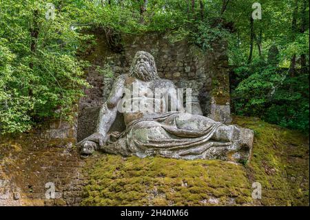 Strana statua nel Sacro Grove di Bomarzo Foto Stock