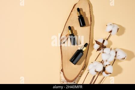 Bottiglie in vetro cosmetico marrone con pipetta su sfondo beige. Cosmetici SPA mockup marchio, vista dall'alto Foto Stock