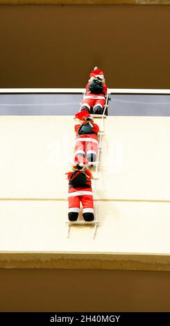 Babbo Natale che si arrampica su una facciata a Barcellona, Catalunya, Spagna, Europa Foto Stock