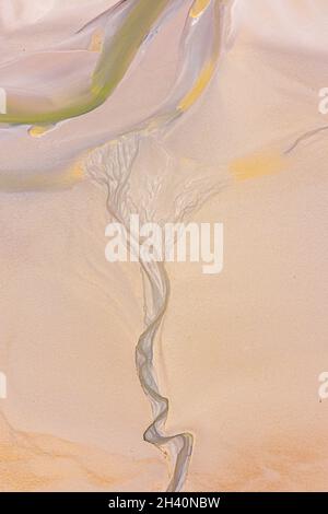 Tracce laissées sur le sable par la mer, lors de son retrait à marée basse (vue aérienne), Francia, Baie de Somme Foto Stock