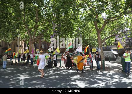 Sydney, Australia. 31 ottobre 2021. I curdi e i loro sostenitori protestarono presso il Municipio di Sydney in vista della Kobanê Giornata Mondiale. Credit: Richard Milnes/Alamy Live News Foto Stock