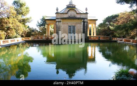 Piccola casa vicino allo stagno nel Labirinto di Horta a Barcellona, Catalunya, Spagna, Europa Foto Stock