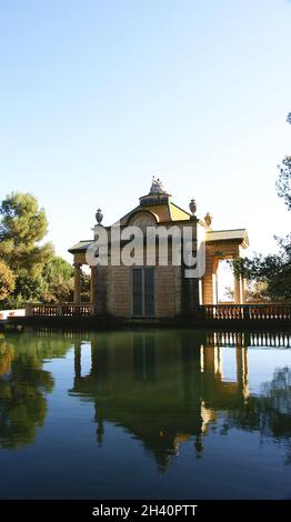 Piccola casa vicino allo stagno nel Labirinto di Horta a Barcellona, Catalunya, Spagna, Europa Foto Stock