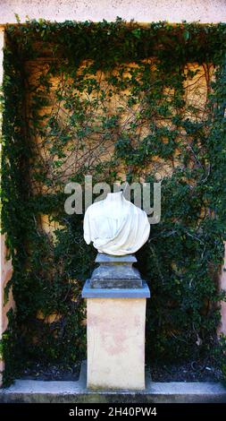 Busto senza testa nel labirinto di Horta, Barcellona, Catalunya, Spagna, Europa Foto Stock