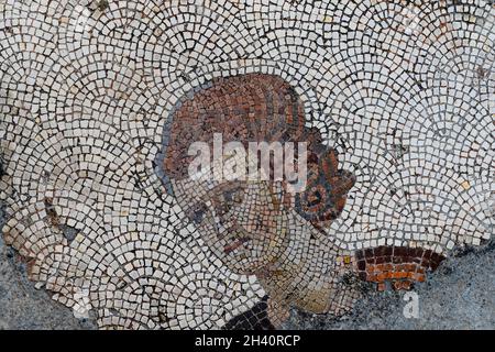 ISTANBUL, TURCHIA - 17 LUGLIO 2021: Ritratto di giovane uomo fatto con pietre a mosaico al Museo dei mosaici del Grande Palazzo da cui i mosaici bizantini periodo Foto Stock