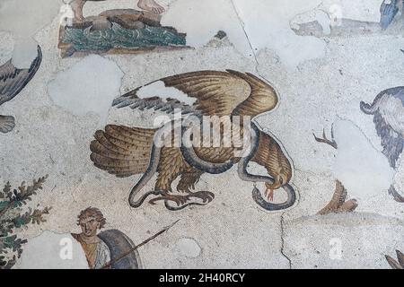 ISTANBUL, TURCHIA - 17 LUGLIO 2021: Scena con aquila che combatte un serpente fatto con pietre a mosaico al Museo dei mosaici del Grande Palazzo dove i peri bizantini Foto Stock