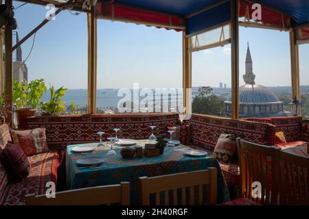 ISTANBUL, TURCHIA - 17 LUGLIO 2021: Ristorante con terrazza sul tetto con divani decorati in modo tradizionale e bellissimo panorama sul mare di Marmara nella Sulta Foto Stock