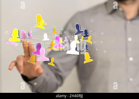 Un uomo d'affari in background sfocato utilizzando la rete di dati con le dita Foto Stock