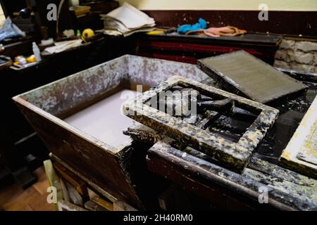 OHRID, NORTH MACEDONIA - 27 AGOSTO 2021: Primo piano degli strumenti di stampaggio per serigrafia utilizzati per il processo di produzione della carta artigianale nel National Workshop for Handmad Foto Stock