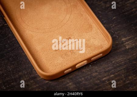 Antalya, Turchia - 28 ottobre 2021: Custodia in pelle Golden Brown MagSafe di nuova progettazione per Apple iPhone 13 Pro su sfondo in legno Foto Stock