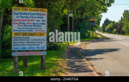 Il cartello informativo per il municipio di New York, Lincolnshire, Regno Unito che mostra la strada principale da Boston a Lincoln Foto Stock