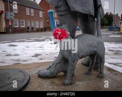 Il gatto del capitano Matthew Flinders, uno dei fondatori dell'Australia, statua di bronzo Donington, Lincolnshire con una maschera facciale durante la pandemia di Covid-19 Foto Stock