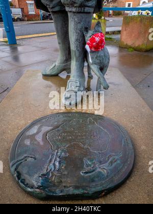 Il gatto del capitano Matthew Flinders, uno dei fondatori dell'Australia, statua di bronzo Donington, Lincolnshire che indossa una maschera facciale durante la pandemia Foto Stock