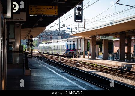 Un treno porta alla stazione centrale di Pisa in Toscana Foto Stock