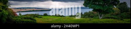 Panorama di Lough Swilly da Inch Island, County Donegal, Irlanda, poco prima della pioggia pesante Foto Stock