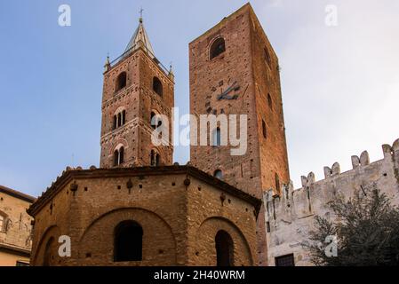 Torri nel borgo medievale di Albenga Foto Stock