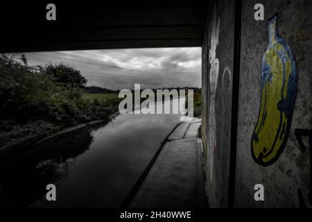 Un sottopassaggio sul Canal Grantham nel Lincolnshire in una giornata noiosa Foto Stock