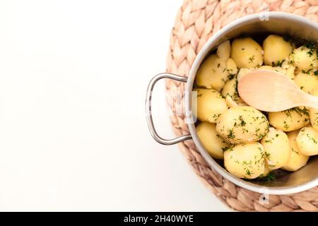 Patate bollite con fehnell in una pentola, vista dall'alto, isolato su bianco Foto Stock